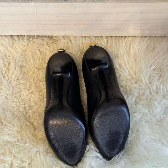 AUTHENTIC Luis Vuitton pumps - Picture 7 of 10